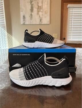 Nike React Phantom Run Flyknit 2 Black/White Women's Sz US 6.5 Casual Shoes